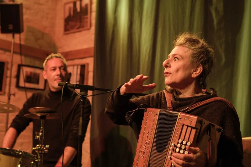 Scène de Le bal des souvenirs : photographie 1 sur 2